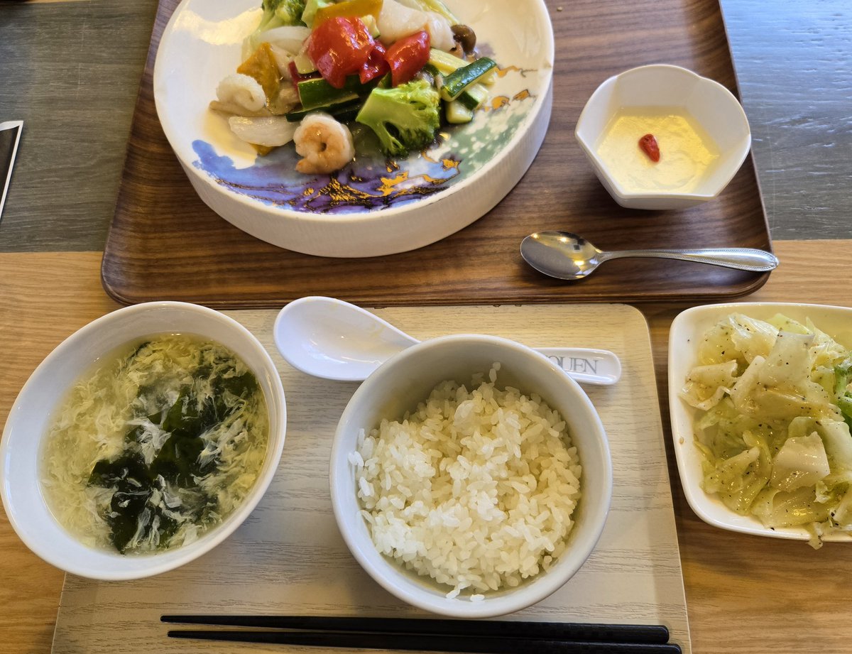 aruno323's tweet photo. 腹具合を整えたいときは…ここのランチ…薬膳のお粥とキャベツの甘酢漬、焼きビーフンがお代わり自由…ふわふわ卵と若布のスープも絶品…
本日は夏野菜と海鮮茸餡掛け😂😘でやんした✌️ https://t.co/5TbShSGWNM