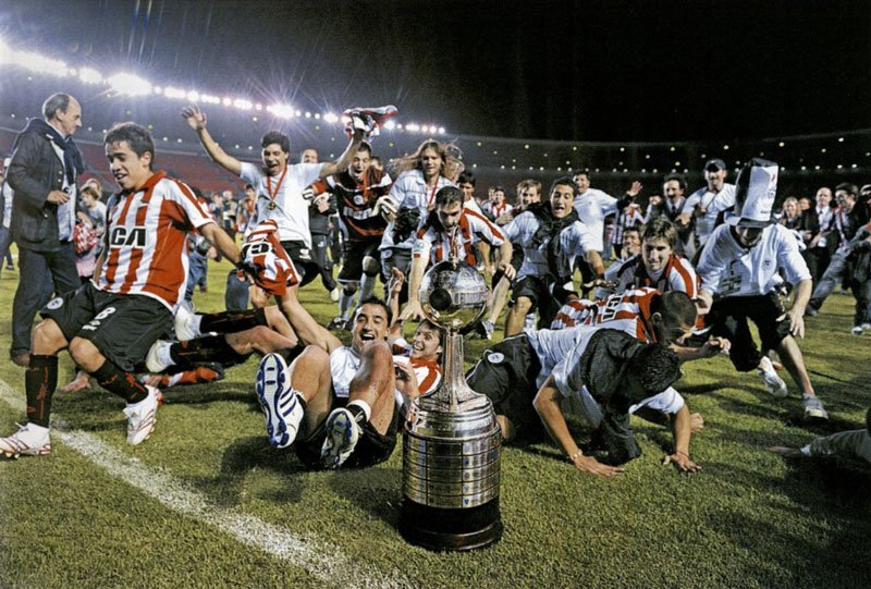 Lavozalbirroja's tweet photo. 🇦🇹🏆 A 17 AÑOS DE LA ÚLTIMA COPA LIBERTADORES 

Un día como hoy, Estudiantes de La Plata volvió a escribir una de las páginas más grandes de su historia al conquistar su cuarta Copa Libertadores de América, tras vencer a Cruzeiro en el Mineirão.

El orgullo de haber vuelto a conquistar América sigue más vivo que nunca ¡Gloria eterna, Campeón!