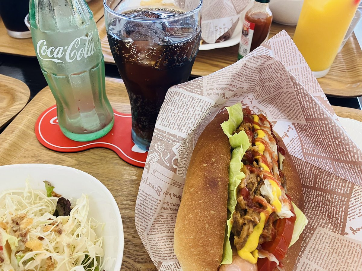 dicemouse's tweet photo. 瓶コーラでホットドッグ🌭
最高です https://t.co/KX650hI9wQ