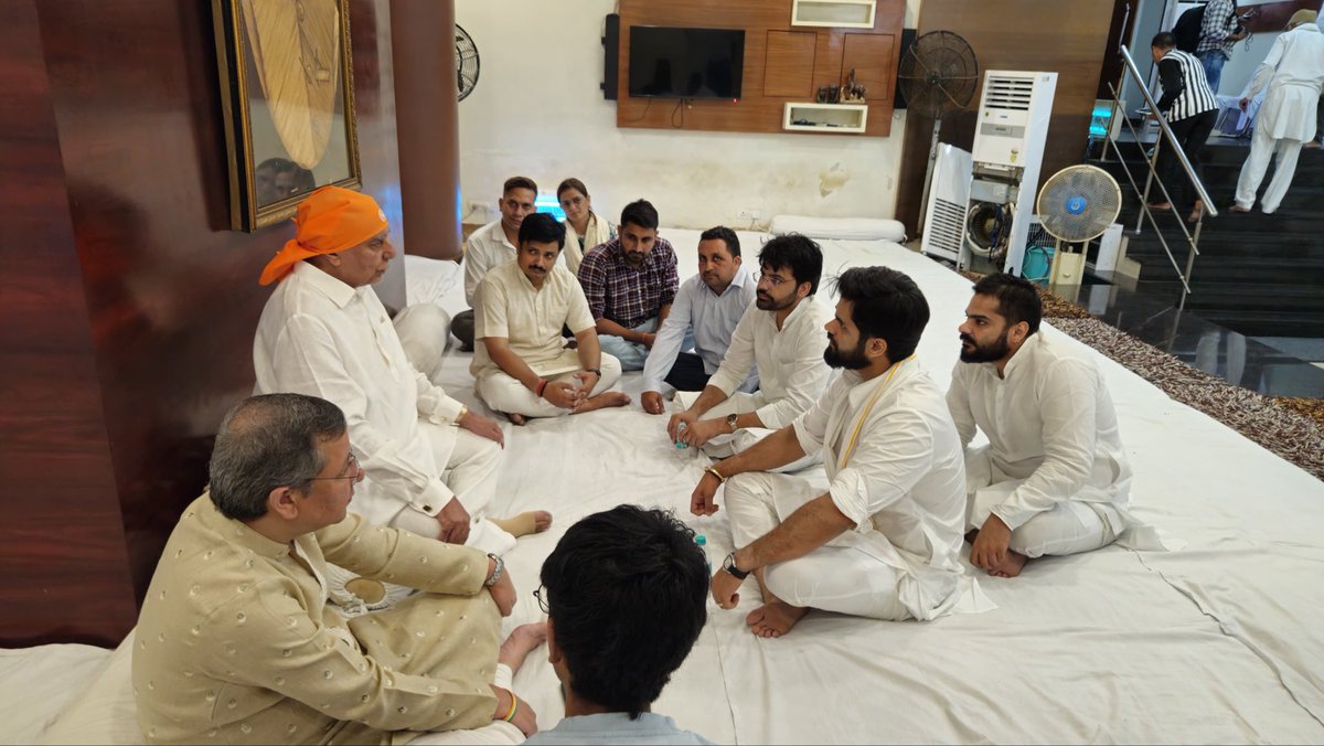 bbhavyabishnoi's tweet photo. समाजसेवी एवं गोभक्त आदरणीय श्री नन्द किशोर गोयंका जी के निधन पर श्रद्धांजलि अर्पित की। 

हिसार स्थित उनके आवास पर पहुँचकर चौ. भजनलाल परिवार की ओर से शोक व्यक्त किया तथा शोकाकुल परिजनों से मिलकर अपनी संवेदनाएँ प्रकट की। 

उनके साथ हमारे परिवार का वर्षों पुराना आत्मीय सामाजिक भाईचारा और स्नेहपूर्ण संबंध रहा, जिसकी स्मृतियाँ सदैव हमारे साथ रहेंगी।

ईश्वर से प्रार्थना है कि दिवंगत पुण्यात्मा को अपने श्रीचरणों में स्थान प्रदान करें। ॐ शान्ति 🙏🏽
