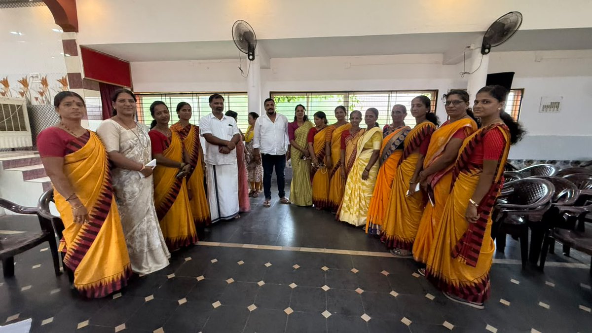 gantihole's tweet photo. ಬೈಂದೂರು ಕ್ಷೇತ್ರದ ಗೋಳಿಹೊಳೆಯಲ್ಲಿ ಜುಲೈ 29 ರಿಂದ ನಡೆಯಲಿರುವ ಚಾತುರ್ಮಾಸ ಮಹೋತ್ಸವದ ನಿಮಿತ್ತ ಇಂದು ನಾಗೂರಿನ ಮಹಾಲಸ ಕಲ್ಚರಲ್‌ ಸಭಾಭವನದಲ್ಲಿ ಏರ್ಪಡಿಸಲಾದ ಸಮಸ್ತ ಮಹಿಳಾ ಘಟಕ ಸಭೆಯಲ್ಲಿ ಪಾಲ್ಗೊಳ್ಳಲಾಯಿತು. 

#Chaturmasa #Byndoor #SamruddhaByndoor #BJPByndoor #GururajGantihole #BestMLA #PeoplesMLA https://t.co/EWWVm579W5
