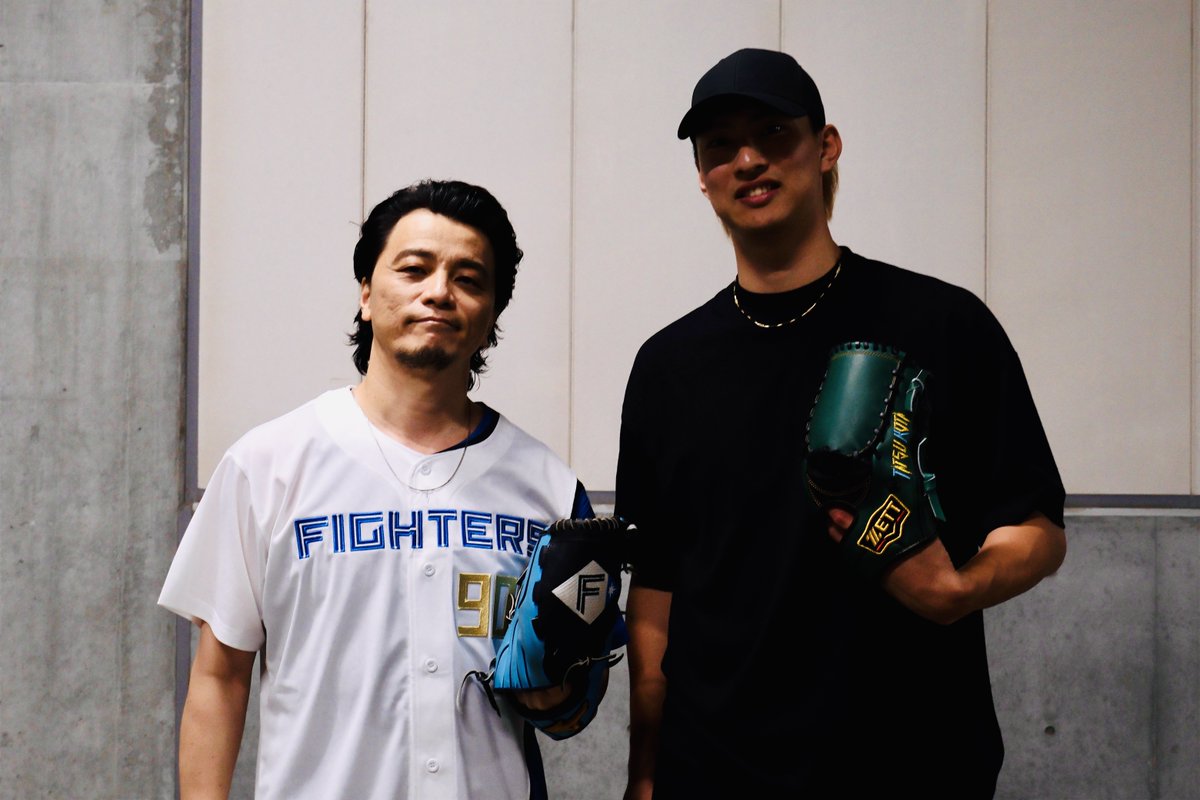 FightersPR's tweet photo. 達孝太投手念願！KREVAさんとご対面！

KREVAさんと一緒に投球練習した後は、私物のMPCにサインをもらいました！

@KREVA_DrK_dj908

#ドミれ
#lovefighters https://t.co/pPwPyGakjb