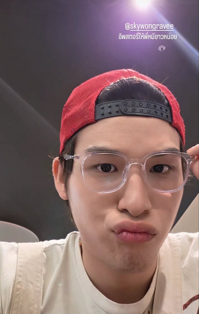 mixch_carbonara's tweet photo. ความน่ารักของโฟ้ดโฟ้ด 📲💦
( #fourthnattawat #skywongravee )

ตั้งแต่โทรศัพท์สกายหาย น้องถ่ายสกายลงสตอรี่ตลอด อัปเดตรายวันด้วยซ้ำ ตามคลิปที่เห็นโฟ้ดติดสกาย คือของจริงก็ตัวติดกันแบบนั้นเลย นี่ก็เห็นโฟ้ดสกายเล่นกันตลอด อย่างตอนกินข้าว(ไม่ได้ถ่าย) ก็ได้ยินเสียงขำสกายกับโฟ้ดดังพร้อมกันบ่อย(คงขำอะไรด้วยกัน) ตอนสกายถามโฟ้ดว่าถือเซลฟี่เมื่อยป่าว เดี๋ยวพี่สลับถือ น้องก็ตอบทันทีว่าไม่เลย สบายมากพี่! เป็นพี่น้องที่ชวนกันดื้อ แต่ตอนพี่สกายหงอยก็คอยปลอบในฉบับโฟ้ดโฟ้ด พี่น้องคู่นี้น่ารักกันมากก🫶🏻🫶🏻