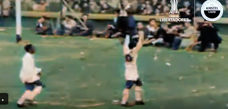 ZeDavid28's tweet photo. Vejam esse video do Pelé no La Bombonera e agora comparrem com a retração dele na serie do Netflix da copa de 70.
no Netflix todo cagado nas calças. 
No mundo real, calando 50 mil sendo lider e provocador.
A série do Netflix é uma vergonha, coisa de quem odeia o país que vive https://t.co/DGJZcUijPv