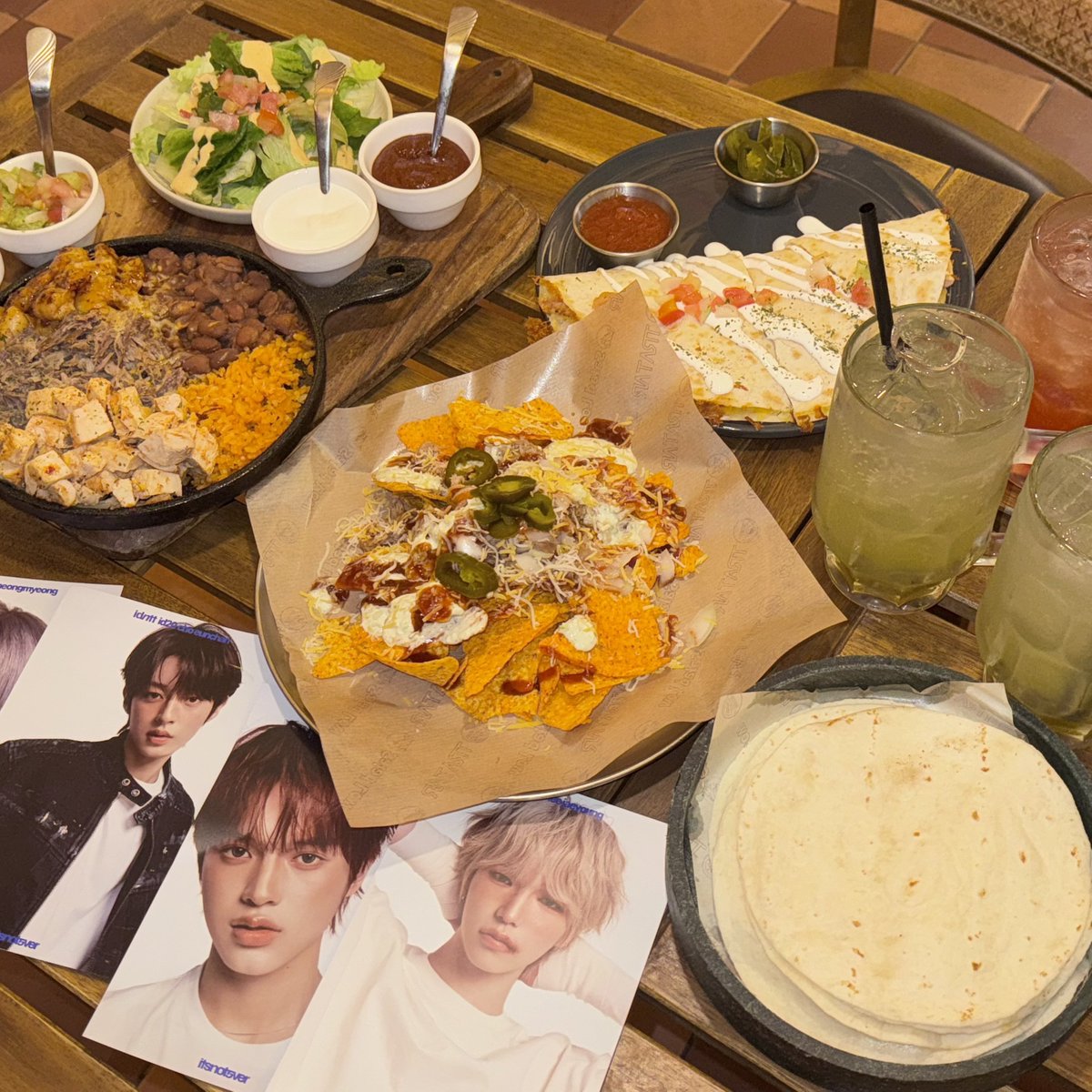 _npaauI's tweet photo. 홍대습격또하쟈ㅋㅋ https://t.co/heISU5GFwZ