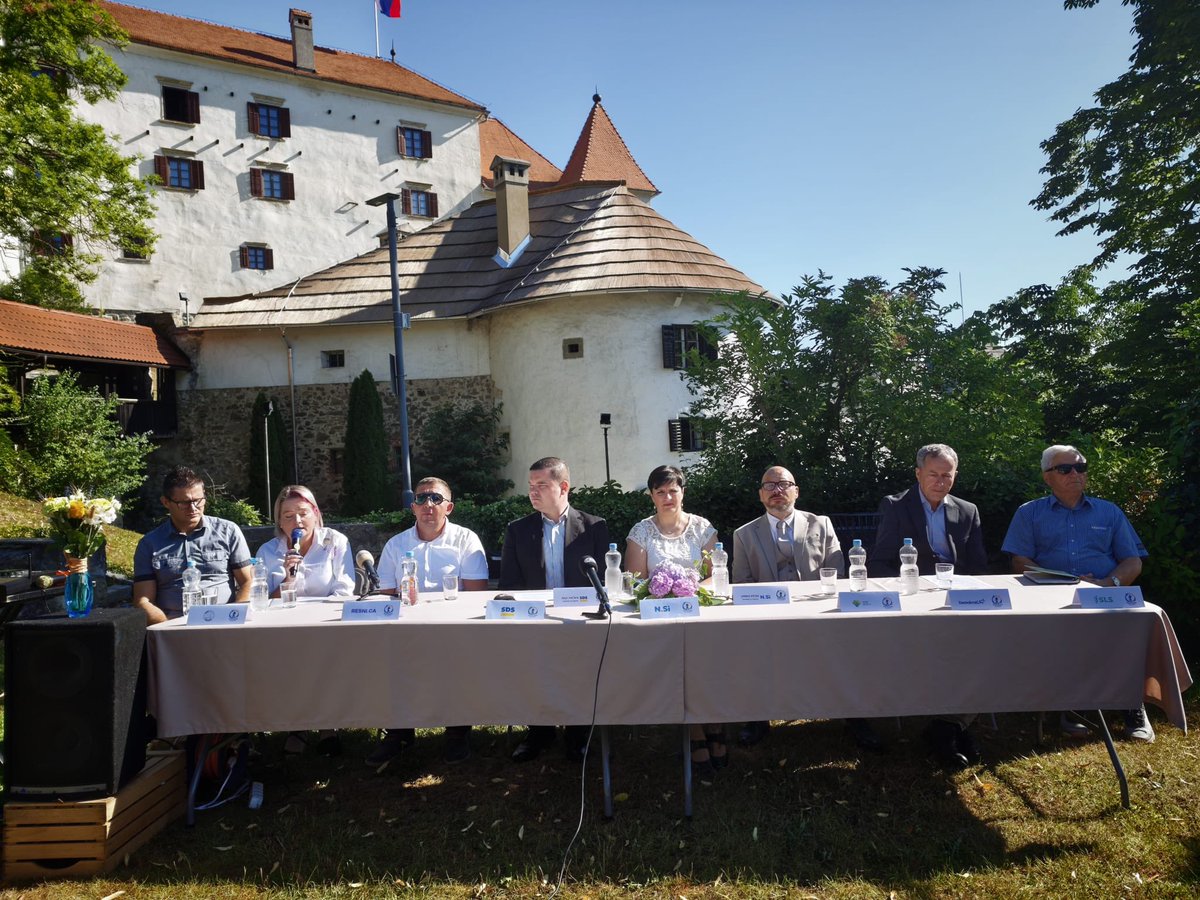 simdob's tweet photo. SDS| NSi | Resnica | Demokrati | Naše Velenje | SLS | Naša dežela
Čas je za novo in razvojno usmerjeno Velenje.
Dovolj je bilo obljub brez pokritja. Dovolj je bilo projektov, kjer denar teče, nadzora pa ni. Dovolj je bilo odločanja za zaprtimi vrati, kjer ena stranka misli, da ima monopol nad razvojem našega mesta.
Velenje si zasluži več.
Zasluži si preglednost pri porabi javnega denarja – da vsak evro naložbe pomeni resnično vrednost za občane, ne le za peščico izbranih izvajalcev. Zasluži si odločitve, ki nastanejo v dialogu, ne v ozkih krogih ene same partije. Zasluži si politiko, ki gleda naprej – k novim delovnim mestom, k mladim družinam, k skupnosti, ki ji lahko zaupamo.
Zato smo se povezali. Sedem strank, ena zavezanost: delati za ljudi, ne glede na politično pripadnost.
Ne gre za nas. Gre za Velenje.
@sledilci #povezanizavelenje @Pov_ZA_Velenje