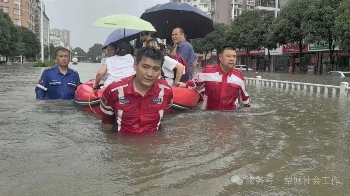 zai_yi23996's tweet photo. 近日，受台风影响，广西多地遭遇罕见强降雨侵袭，贵港、钦州等地多处灾情牵动着全国人民的心。在此紧要关头，山东临邑红十字犁城救援队闻“汛”而动、逆水而行，星夜驰骋两千余公里奔赴广西灾区，与当地救援力量并肩作战，把临邑人民的深情厚谊带到八桂大地，用实际行动诠释“一方有难，八方支援”。 https://t.co/EaAkzisRLp