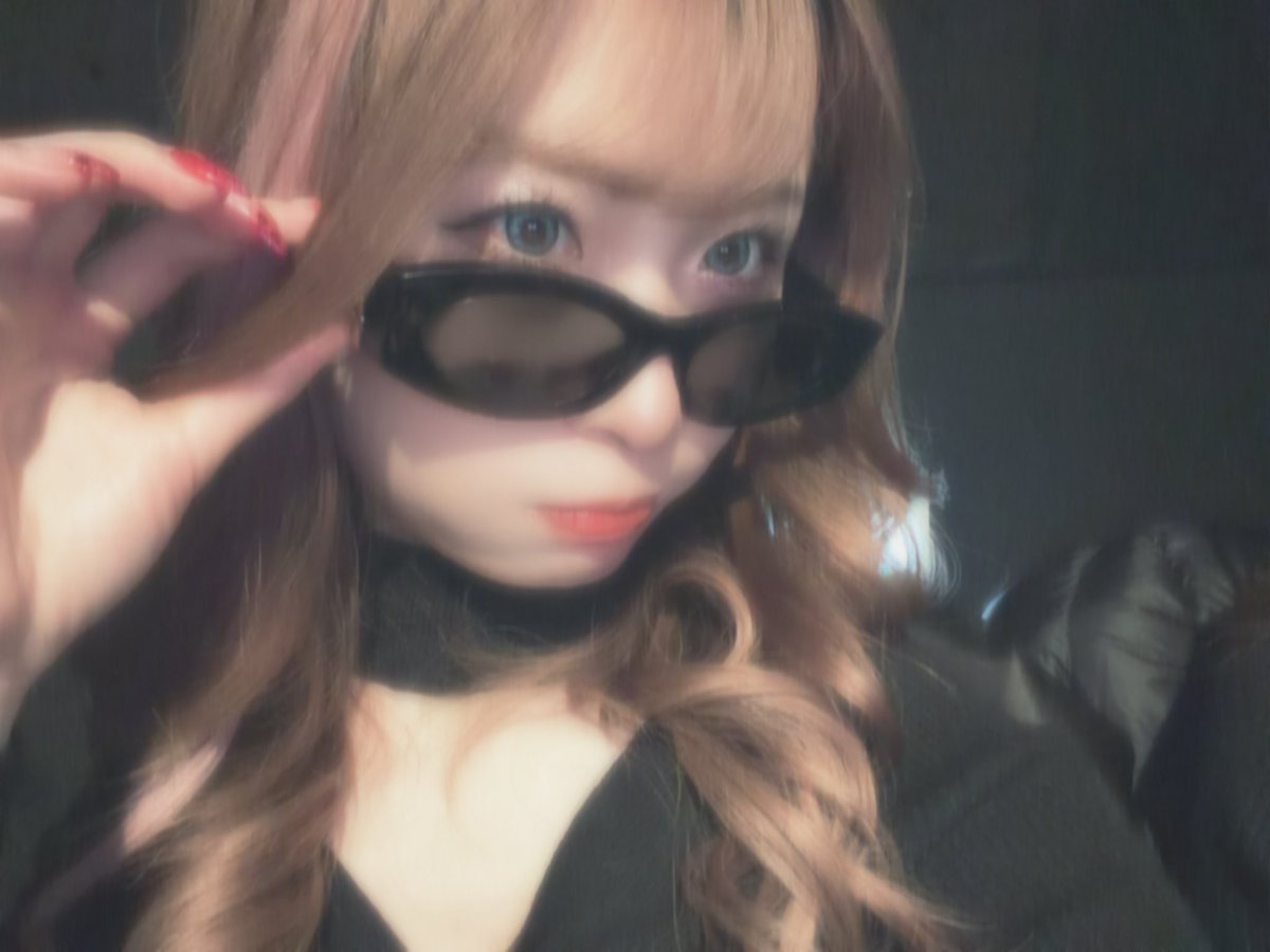 narakyon779's tweet photo. 毎月イメチェンしてるけどブリーチやめたのに髪何故か痛んでどんどん短くなる。喋らなければ港女子になれそう。年始と夏だけで別人に見える😌😌もう目指す😌 https://t.co/dblK8FgatA