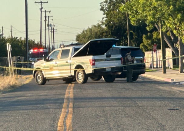 KMPHFOX26's tweet photo. A deputy and a suspect are both in the hospital after a call for a home invasion led to a shooting on Tuesday night in Fresno County. The suspect is in critical condition.
MORE: https://t.co/ttlOP90JrR https://t.co/R597vX45jH