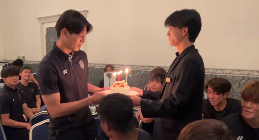 AvispaF's tweet photo. ＼⭐️HAPPY BIRTHDAY⭐️ ／

#北浜琉星 選手の誕生日を
みんなでお祝いしました🎂✨

#アビスパ福岡 https://t.co/ooTVDvLrqY