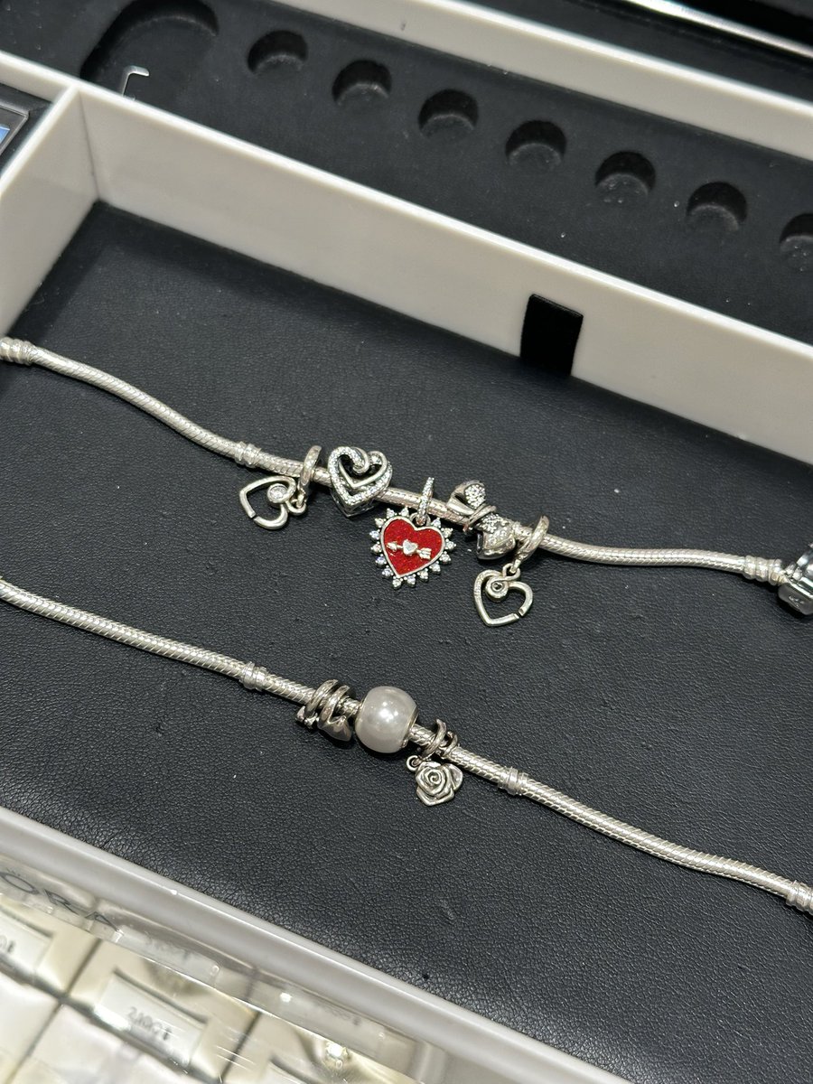 tamjaichunbkk's tweet photo. charms ทุกอันที่เราให้ SA styling ให้ลดหมดทุกชิ้นเลยนะ นอกจากพวก charms แล้ว item อื่นๆ เช่น สร้อยคอ ต่างหู เค้าก็ลดเหมือนกันนะ มีมากกว่าในรูปอีก ใครสนใจลองแวะไปดูที่ pandora concept store ทุกสาขาก่อนได้เลย โปรมีถึงสิ้นเดือนนี้ https://t.co/GRzydXHl4b