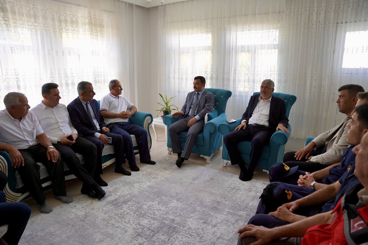 kaymakamkahta's tweet photo. 📍 15 Temmuz Demokrasi ve Millî Birlik Günü Dolayısıyla Şehit Aileleri Ziyaret Edildi

Kaymakamımız Sn. Muhammed Üsame SOYSAL, Belediye Başkanımız Sn. Mehmet Can HALLAÇ ve kurum amirlerimiz ile birlikte, 15 Temmuz Demokrasi ve Millî Birlik Günü anma programı kapsamında aziz şehitlerimizin kıymetli ailelerini hanelerinde ziyaret etti.

Gerçekleştirilen ziyaretlerde şehit ailelerimizle bir araya gelinerek hâl ve hatırları soruldu, devletimizin her zaman yanlarında olduğu vurgulandı. Aziz şehitlerimiz rahmet, minnet ve şükranla yâd edilirken, fedakârlıklarıyla milletimizin gönlünde müstesna bir yere sahip olan şehit ailelerimize şükran duyguları ifade edildi.

Şehitlerimizin emanetleri olan kıymetli ailelerimizin yanında olmaya, onların her daim destekçisi olmaya ve aziz şehitlerimizin hatırasını yaşatmaya kararlılıkla devam edeceğiz.

📌 T.C. Kahta Kaymakamlığı 🇹🇷