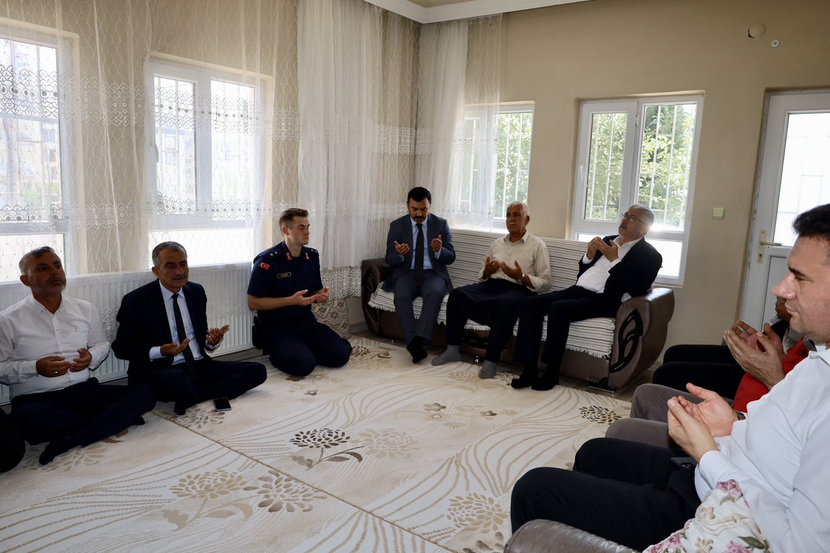 kaymakamkahta's tweet photo. 📍 15 Temmuz Demokrasi ve Millî Birlik Günü Dolayısıyla Şehit Aileleri Ziyaret Edildi

Kaymakamımız Sn. Muhammed Üsame SOYSAL, Belediye Başkanımız Sn. Mehmet Can HALLAÇ ve kurum amirlerimiz ile birlikte, 15 Temmuz Demokrasi ve Millî Birlik Günü anma programı kapsamında aziz şehitlerimizin kıymetli ailelerini hanelerinde ziyaret etti.

Gerçekleştirilen ziyaretlerde şehit ailelerimizle bir araya gelinerek hâl ve hatırları soruldu, devletimizin her zaman yanlarında olduğu vurgulandı. Aziz şehitlerimiz rahmet, minnet ve şükranla yâd edilirken, fedakârlıklarıyla milletimizin gönlünde müstesna bir yere sahip olan şehit ailelerimize şükran duyguları ifade edildi.

Şehitlerimizin emanetleri olan kıymetli ailelerimizin yanında olmaya, onların her daim destekçisi olmaya ve aziz şehitlerimizin hatırasını yaşatmaya kararlılıkla devam edeceğiz.

📌 T.C. Kahta Kaymakamlığı 🇹🇷