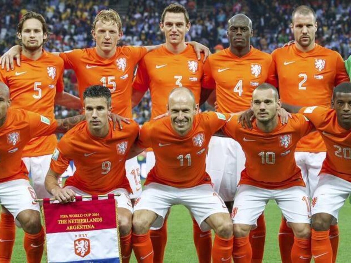 double______zz's tweet photo. Parfois j’y pense mais la génération hollandaises entre 2000 et 2014 🥵🥵🥵
3 fois demi finaliste et une fois finaliste => Euro 00,04 , CDM 2010,2014
 
Van der sar ,Stam,Seedorf,Sneijder,Robben,Rvp, Van nistelrooy une génération dorée sans titre 
@SKR_250 @maupay15 @Kemolotov https://t.co/if8uJHxZd6