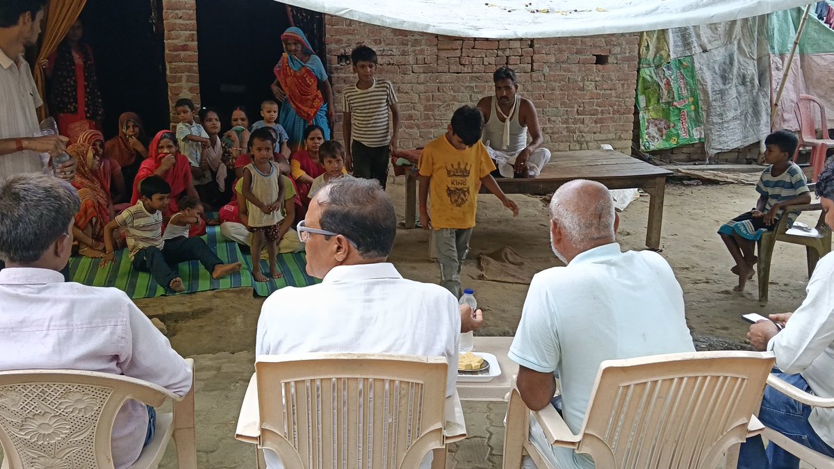 45pintusingh's tweet photo. आज मेरे निर्देशानुसार मेरे सहयोगी विजयपाल उपाध्याय ने विभिन्न परिवारों के बीच पहुंचकर उन्हें ढांढस बंधाया।
1. आज पूरे दुरई, टीकरमाफी निवासी श्री राम अचल गुप्ता जी के दुःखद निधन का समाचार प्राप्त होने पर उनके आवास पहुंचकर शोक संवेदना व्यक्त किया एवं परिवारजनों को ढांढस बंधाया... https://t.co/5XazfPXUXT