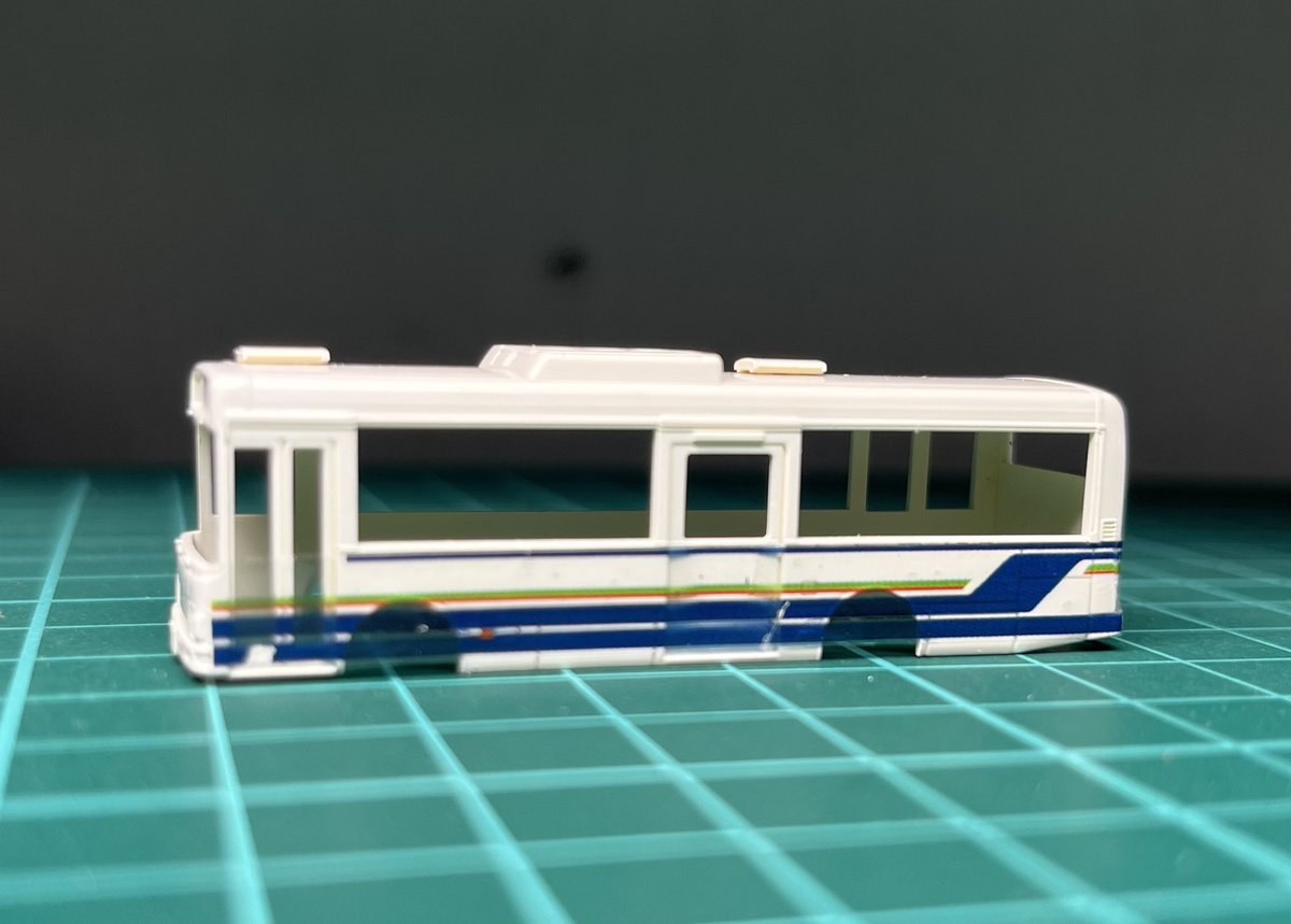 受注生産 中国バス82号車 デカール試し貼り。高速車と同じ色味ですが