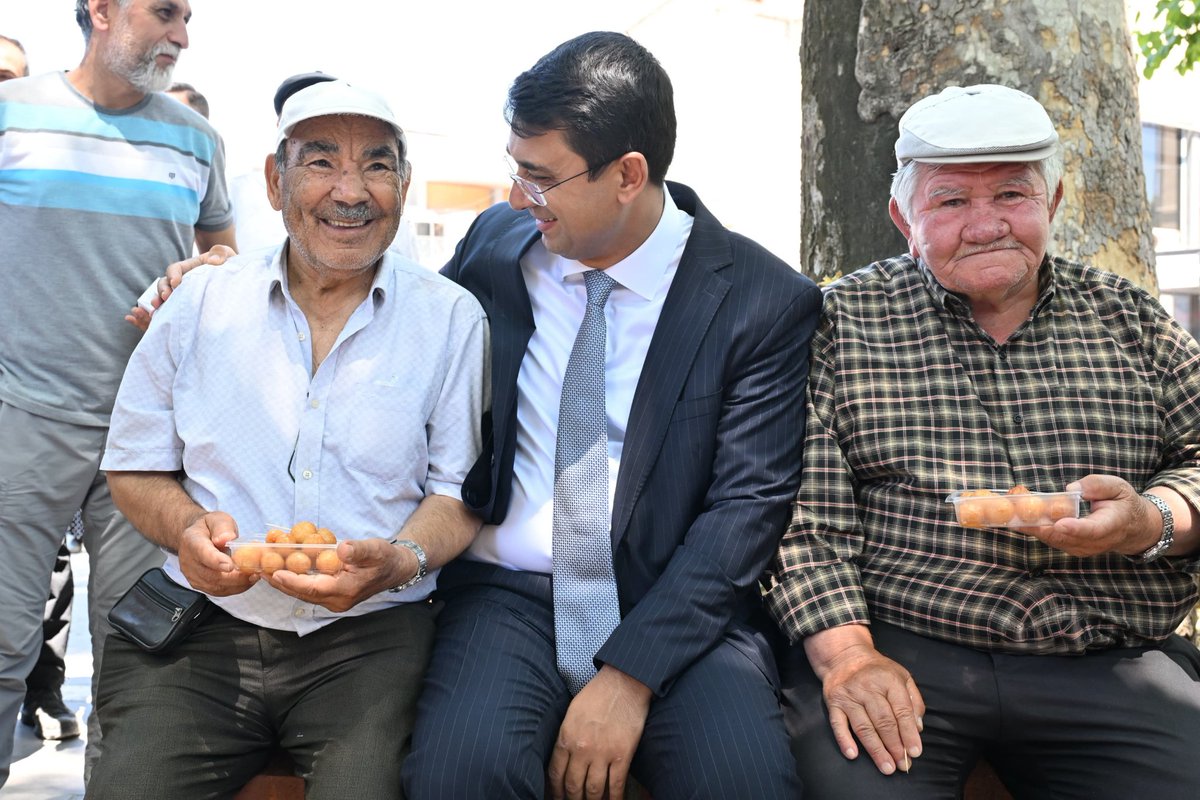 TC_UsakValiligi's tweet photo. “Vatan uğruna canlarını feda eden kahramanlarımızı rahmetle yâd etmek, aziz şehitlerimizin mukaddes emanetine sahip çıkma kararlılığımızı bir kez daha ifade etmek üzere dualarda buluştuk.”

15 Temmuz Demokrasi ve Millî Birlik Günü kapsamında, Valimiz Serdar Kartal’ın katılımlarıyla Ulu Cami’de mevlit programı düzenlendi.

Programda aziz şehitlerimizin ruhlarına ithafen Kur’an-ı Kerim tilaveti gerçekleştirildi; Mevlid-i Şerif ve Hatm-i Şerif okunarak dualar edildi. Programın ardından vatandaşlarımıza lokma ikramında bulunuldu.

Başta 15 Temmuz şehitlerimiz olmak üzere vatan uğruna canlarını feda eden tüm şehitlerimizi rahmet, minnet ve şükranla anıyor; kahraman gazilerimize sağlıklı ve huzurlu bir ömür diliyoruz.

İrade Bizim, Zafer Bizim.

#15Temmuz
#ZaferBizim