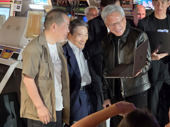 efmania's tweet photo. NVIDIAのジェンスン・フアンCEOが東京・秋葉原でセガとの協業を発表　セガのゲームタイトルが「RTX Spark」に順次登場！

✅ 「もし入交さんがあの時助けてくれなかったら、NVIDIAは存在していなかった」とジェンスン・ファンCEO自身も、この出来事について何度も語っている。

この写真は本当に熱い。

ちなみに入交昭一郎氏は当時セガの社長（当時の経営トップ）で、NVIDIAへの追加出資を決断した人物。

ホンダ時代にはF1 RA273用3リッターV12エンジンの設計にも携わり、その後はホンダ副社長を経てセガ社長に就任。日本のモータースポーツ史とゲーム史、そしてAI史をつないだ人物と言っても過言ではない。

https://t.co/YNtujOUsDv