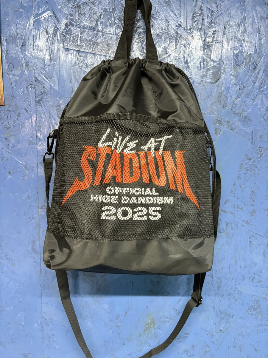necokick15's tweet photo. スタジアムライブのBlu-rayを楽天ブックスで買ったらナップサックがついてたんだけど、使い勝手を考えて巾着トートバッグにリメイクした。
ショルダーストラップも付けてマチも広く取って、内側にもポケット。
これで日曜参戦🔥🔥🔥

#official髭男dism https://t.co/6DAZ5ZYnuy