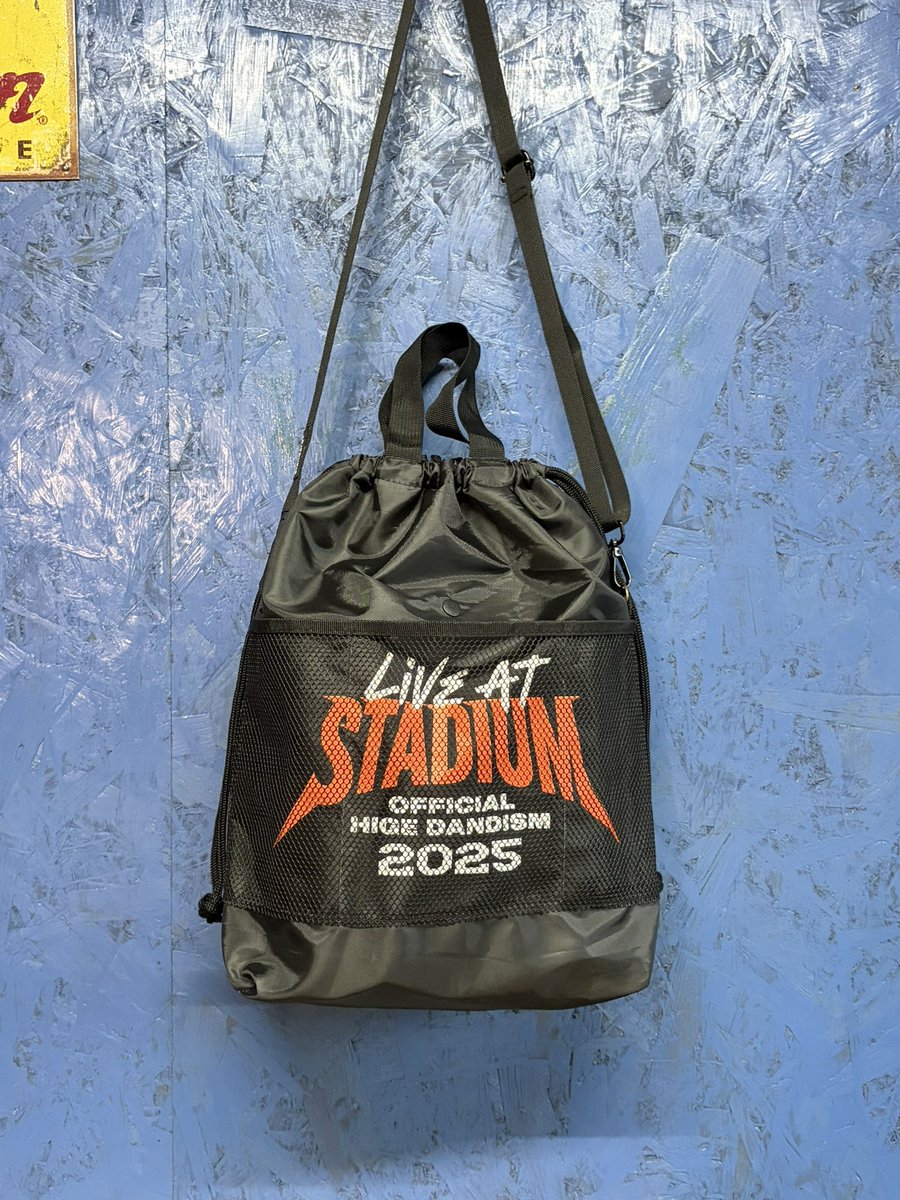 necokick15's tweet photo. スタジアムライブのBlu-rayを楽天ブックスで買ったらナップサックがついてたんだけど、使い勝手を考えて巾着トートバッグにリメイクした。
ショルダーストラップも付けてマチも広く取って、内側にもポケット。
これで日曜参戦🔥🔥🔥

#official髭男dism https://t.co/6DAZ5ZYnuy