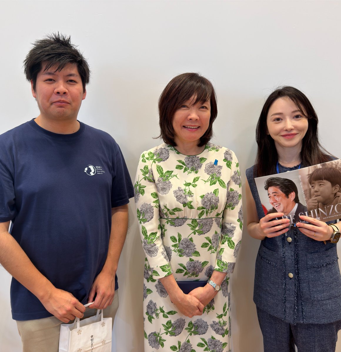 ayaco_kato's tweet photo. 【安倍晋三回顧展】

東京ビッグサイトTFTビルで開催された「安倍晋三回顧展」。

安倍晋三元内閣総理大臣の少年期から政治家としての歩みをたどる写真、映像、年表をはじめ、最期の街頭演説で使用されたマイク、損傷した衆議院議員記章、演説の練習に用いられたテープレコーダー、葬儀において奉読された弔辞など、ゆかりの品々が展示。
一つひとつの展示を通じ、長年にわたり国政の重責を担われた歩みと、その時々の判断の背景にあった信念に向き合う時間。
「夢を、終わらせてはならない。」
この言葉を前に、安倍晋三元総理が日本の将来に託されたもの、そして、次の世代へ何をつないでいくべきかについて、熟考いたしました。また、安倍昭恵夫人は、安倍元総理の命日である7月8日に「七転び八起き」の意味を重ね、挫折や失敗を経ても、再び挑戦することのできる社会の大切さを伝える「Re-challenge」の取組を進めておられます。

幾度つまずいたとしても、そこから立ち上がり、歩みを止めずに挑戦を重ねること。再挑戦を認める社会とは、失敗した人を切り捨てるのではなく、再び立ち上がろうとする意志を支える社会でもあります。その意義を社会に問いかけるとともに、安倍元総理が遺された言葉と志を次代へ継承しようとする取組に、深い敬意を覚えました。
国や地域を取り巻く状況が大きく変化する中にあっても、将来を見据え、困��な課題に向き合い続けることの重さを、胸に刻み続け、日々接する地域の皆様の声を大切にし、一つひとつの課題に真摯に向き合いながら、責任ある歩みを重ねてまいります。
開催にご尽力された安倍晋三デジタルミュージアムプロジェクトをはじめ、御関係者の皆様に、深甚なる敬意と感謝を申し上げます。

【安倍晋三回顧展】
https://t.co/tiQgaf1VfW

※奈良会場は7月17日〜19日まで、奈良県コンベンションセンター( https://t.co/GVUCSKfqZp )で開催。