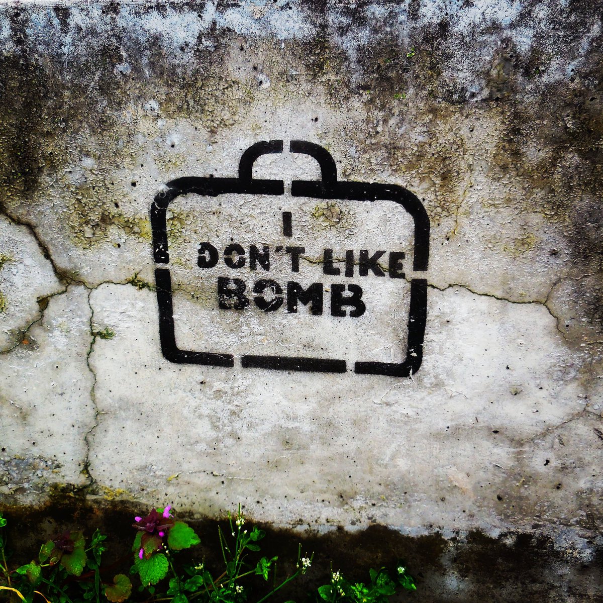srm_bln's tweet photo. Hello!🙋‍♂️😀 #streetart #urbanart #berlin #stopthiswar #streetphotography https://t.co/ryCD8Ke5lq