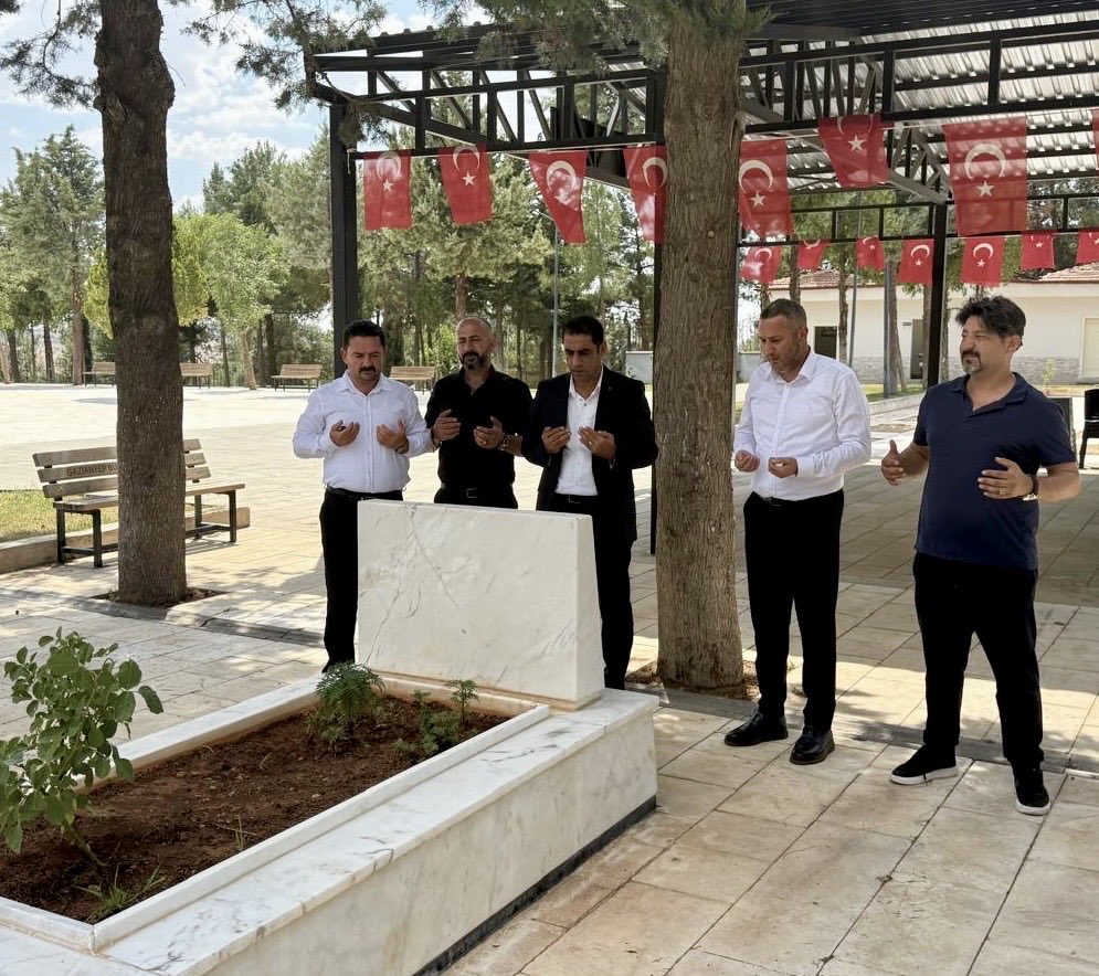 mhp_sahinbey's tweet photo. 15 Temmuz Demokrasi ve Millî Birlik Günü vesilesiyle İlçe Başkanımız Mehmet TAŞDOĞAN ve İlçe Yöneticilerimiz, hain darbe girişimine karşı canlarını feda eden 15 Temmuz şehitlerimiz ile vatan, bayrak ve mukaddesat uğruna toprağa düşen tüm aziz şehitlerimizin kabirlerini ziyaret ederek dualar ettiler.

Şehitlerimizin emanetine sahip çıkmak, onların uğruna can verdiği kutlu vatanı ilelebet muhafaza etmek en büyük sorumluluğumuzdur. 🇹🇷

Ruhları şad, mekânları cennet, makamları âli olsun.