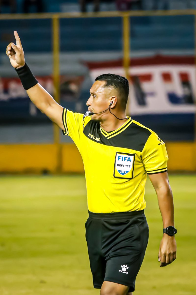 BlackTorres2020's tweet photo. El Salvador estuvo presente en una semifinal del Mundial! 
Mientras Francia y España disputaban su boleto a la gran final, un salvadoreño también fue protagonista en el escenario más importante del fútbol.
Iván Barton fue el árbitro central de la semifinal de la Copa Mundial. https://t.co/UAuA4WZpxY