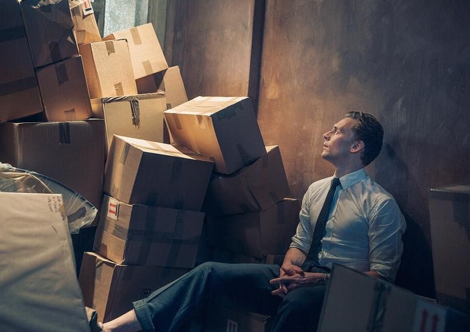 MilicaPloca's tweet photo. Robert Laing barricading himself in his apartment, settles into the chaotic atmosphere. 😳🤨😬
#TomHiddleston #HighRise https://t.co/OMmePb4REq