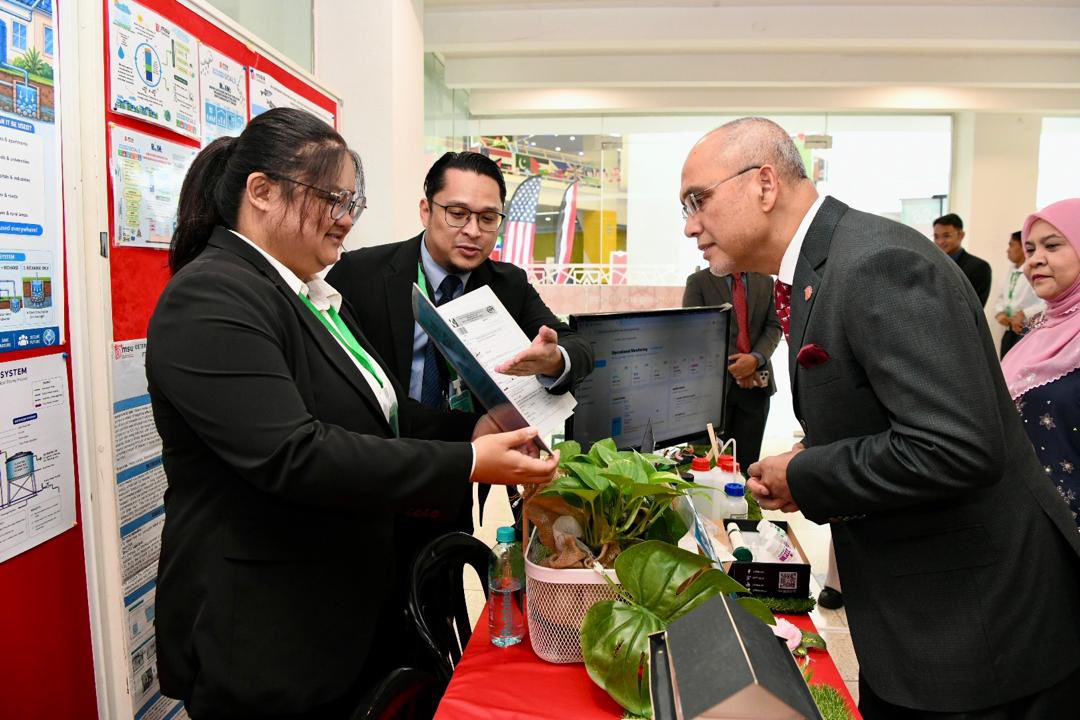 MohdShukriYajid's tweet photo. Embracing global collaboration at the #MSUimpachs2026 and #ISoPH2026 Symposium! Researchers and experts from China, Indonesia, the Philippines &amp; beyond came together to advance health science and sustainability. @MSUmalaysia  #MSUsdg #iMPaCHS2026  #FHLS #UNAIR https://t.co/zhnFLqmOrl