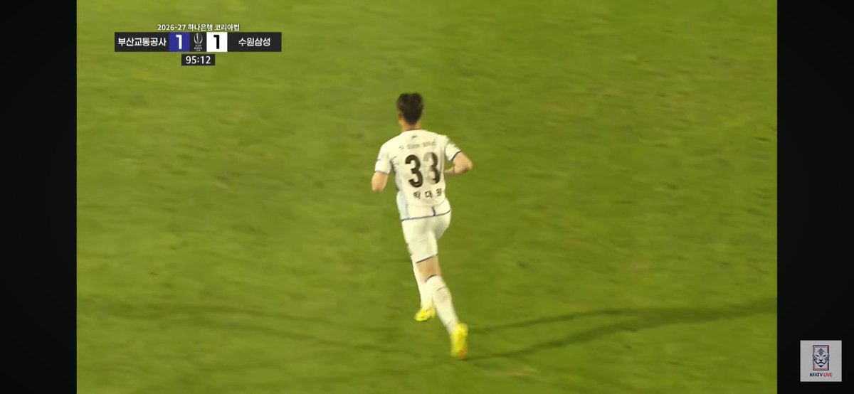 KORFootballNews's tweet photo. Suwon Samsung deployed GK Lee Gyeong-min as a striker in their Korea Cup away match against Busan TC.

Suwon traveled with only 6 substitutes. Having already used 5 outfield subs, the match went into extra time, and they swapped their GK into the game as an outfield player. https://t.co/jtrvEcRwXq