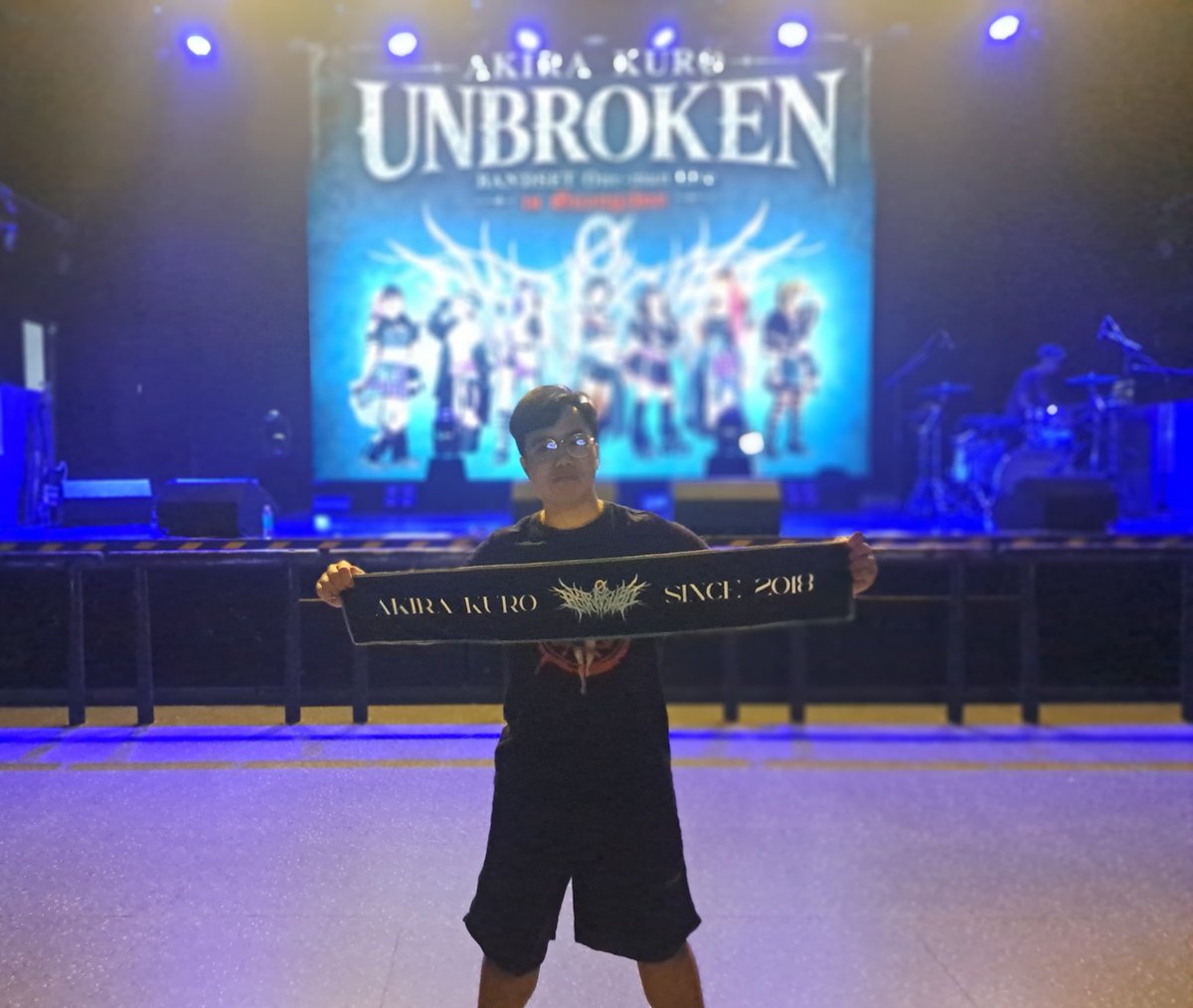 PondWorldOrder's tweet photo. AKIRA KURØ UNBROKEN ONE MAN LIVE 🇹🇭🇨🇳✈️

I'm so proud of you; 谢谢 AKIRA KURØ , 辛苦了 stf 🙏, Thank you Guangzhou 🙏

AKIRA KURØ in GZ is fucking fun more than I watch em on Bilibili. In my opinion, AKIRA KURØ is the best Thai idol show in GZ

 #AKIRAKURØ #akirakuro #AKR #AKRO https://t.co/3Z4MiQea5I