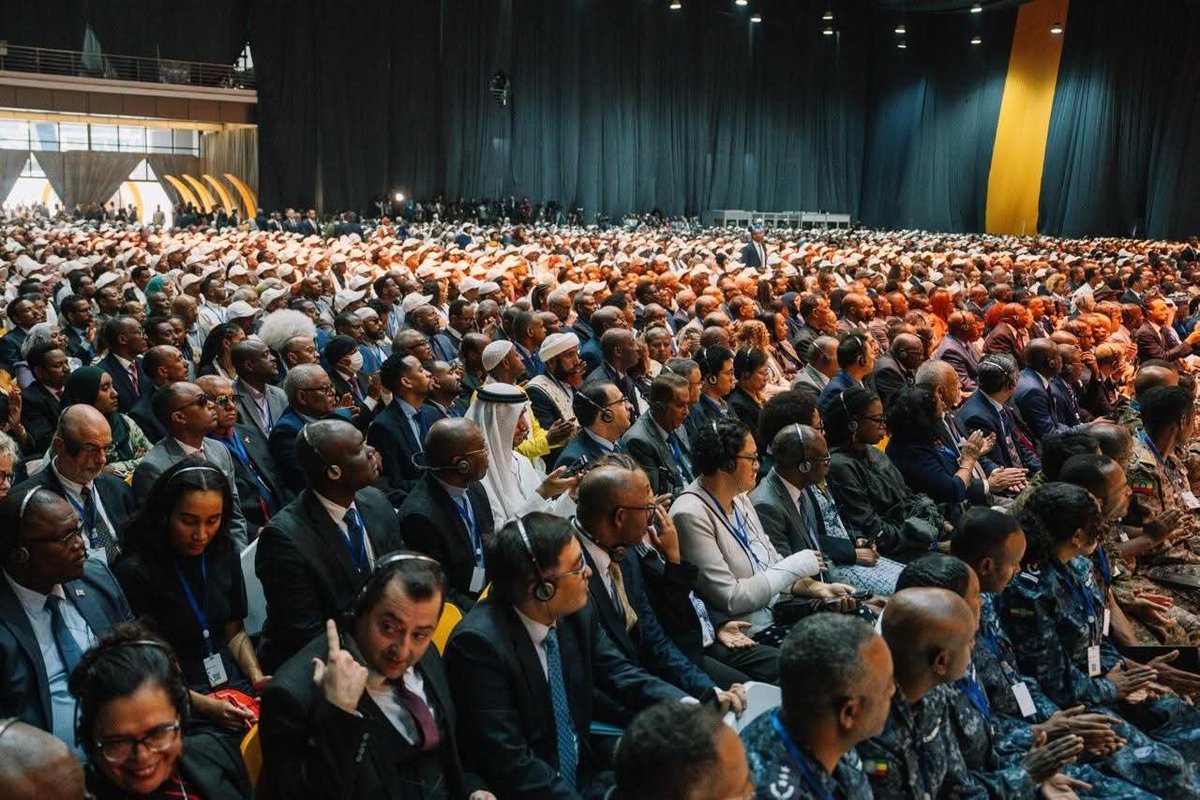 TemesgenTiru's tweet photo. ልሂቃን በሚፈጥሩት  ግጭት ሕዝባችን ቢታመስም ባህላችን ግን ለምክክር ያደላ ነበር። ቤታችን፣ ሞሰባችን፣ አቀማመጣችን፣ ማብሰያችን፣ ወዘተ. ክብ ናቸው። ይሄውም ነገርን ሰብሰብ ብሎ በመመካከር ለመከወን እንዲያመች የተሠራ ነው። ክብ መነሻና መድረሻ የለውም። ሩቅና ቅርብ የለውም። ወጪና ገቢ የለውም። ሁሉንም በእኩልነት ያሳትፋል።

ይሄንን የተረሳ ባህላችንን ወደ ሀገራዊ ምክክር አምጥተነዋል። ኢትዮጵያውያን ከአራቱም ማዕዘን መጥተው በጋራ ይመክራሉ። እሺ በጄ ያለ ሁሉ ዕድል ተሰጥቶታል። እነሆ ኢትዮጵያ በኢትዮጵያውያን ለነገ እንድትሆን ሆና ልትገነባ ተሰባስባለች። 

የሀገር ጸሎት ልብና ጆሮ ከእናንተ ጋራ ነው።