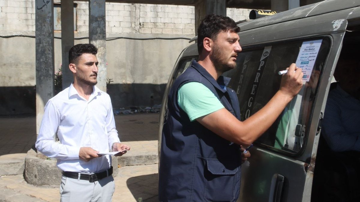 hamaaGov1's tweet photo. مصياف تعزز الرقابة على النقل العام وتطوّر آليات تلقي الشكاوى

باشرت إدارة نقل الركاب في منطقة مصياف، تركيب لصاقات التعرفة الرسمية على جميع مركبات النقل العاملة ضمن المنطقة، متضمنًة التعرفة المعتمدة، ورقمًا مخصصًا لتلقي الشكاوى، إضافة إلى رمز إلكتروني (QR) يتيح الإبلاغ الفوري عن المخالفات، بهدف تنظيم قطاع النقل، وضبط الأجور، وتعزيز حقوق الركاب.

وتؤكد هذه الخطوة أن تطوير الخدمات لا يقتصر على تحسين البنية التشغيلية، بل يشمل أيضًا تعزيز الشفافية، وتفعيل الرقابة، وتمكين المواطنين من المساهمة في الارتقاء بجودة خدمات النقل العام.

#محافظة_حماة