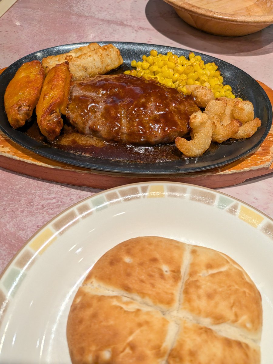 kyo_panko's tweet photo. サイゼリヤ。暑いから冷たいかぼちゃスープがおいしかった。プリン&amp;ティラミスも食べたよ https://t.co/hM0NsgUoeO