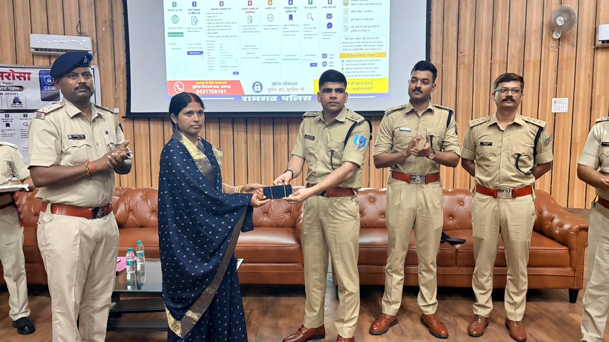 RamgarhPolice's tweet photo. आज दिनांक 15.07.2026 पुलिस अधीक्षक, रामगढ़ के द्वारा विशेष पहल "ऑपरेशन भरोसा" के तहत गुम हुए 125 मोबाइल फोन को बरामद कर उनके वास्तविक मालिकों को किया गए सुपुर्द। @JharkhandPolice @IGBokaro @DigHazaribagh https://t.co/sQ2x1UEPfP