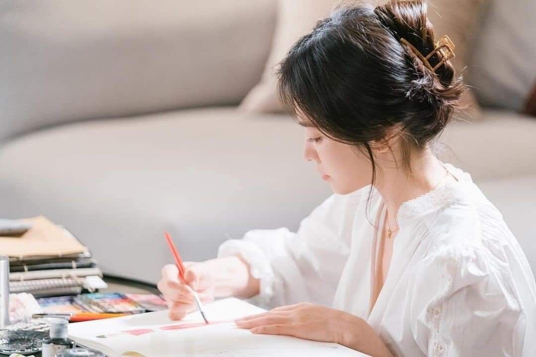 hermomnt's tweet photo. 턱라인진짜이쁘긴하다 https://t.co/F1YW61B47e