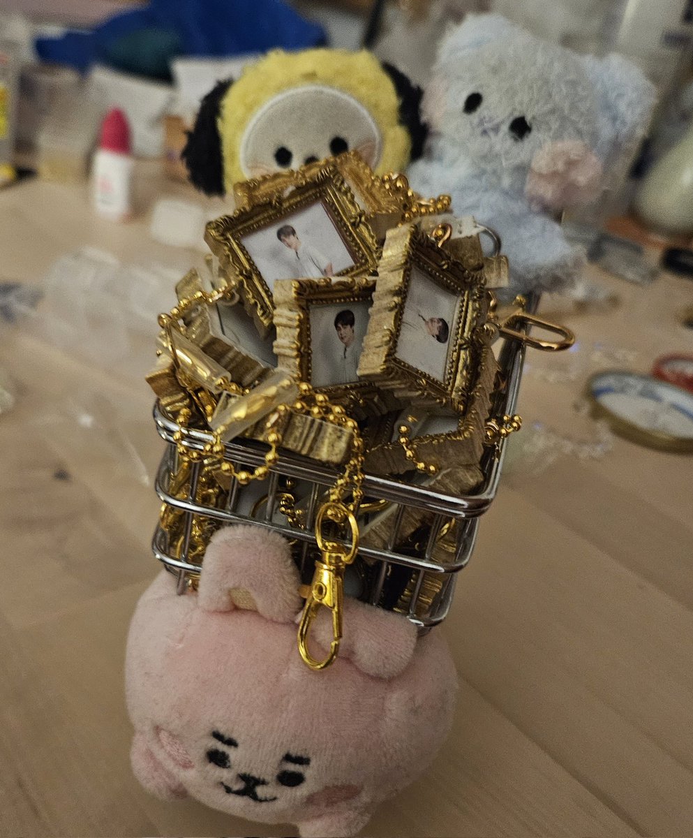 miminie_kkyu's tweet photo. not exactly the same "issue"
i made these jimin freebies and i was already worried how many people wouldn't "recognise" the inside joke, but i was still shocked that only one non-moot actually did understand and one person even asked if i had a different member 🫣 https://t.co/hcxELreGBG