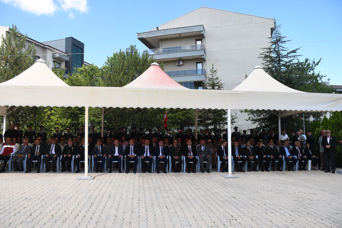 GSB_Kirikkale's tweet photo. 15 Temmuz Demokrasi ve Millî Birlik Günü kapsamında, Valimiz Sayın H. Engin Sarıibrahim ve il protokolünün katılımıyla şehitliğimizi ziyaret ederek aziz şehitlerimizi dualarla andık, kıymetli şehit ailelerimizle bir araya geldik.
Programda saygı duruşunda bulunulmasının https://t.co/gGXtgVfkVe
