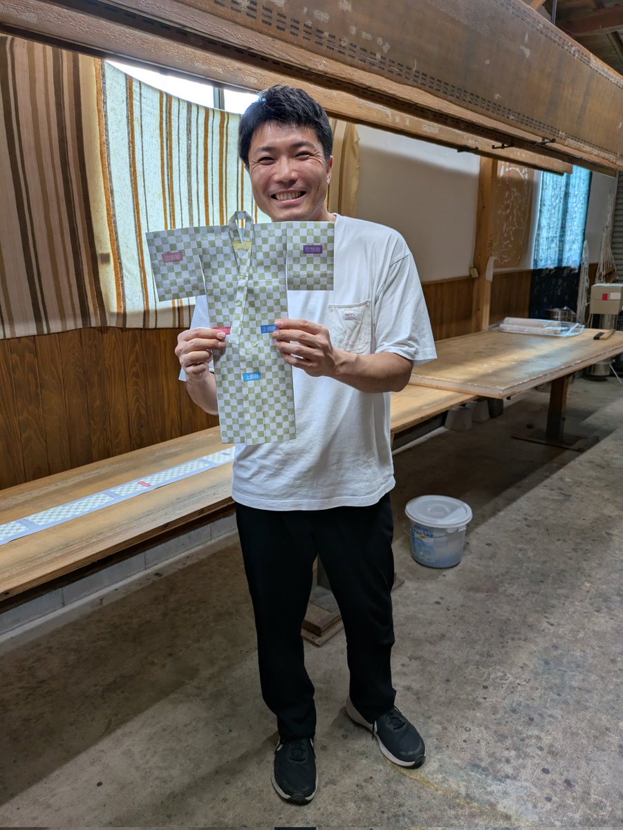 hioriya1's tweet photo. 着物マップ市松バージョン折り紙講座
型染め職人の赤坂さんにモニターをしていただきました〜！

こちらの折り紙は4分の1サイズ
今までの2分の1サイズは本格的すぎて、完成まで3時間半かかるものでした https://t.co/9EEv0dOaIR