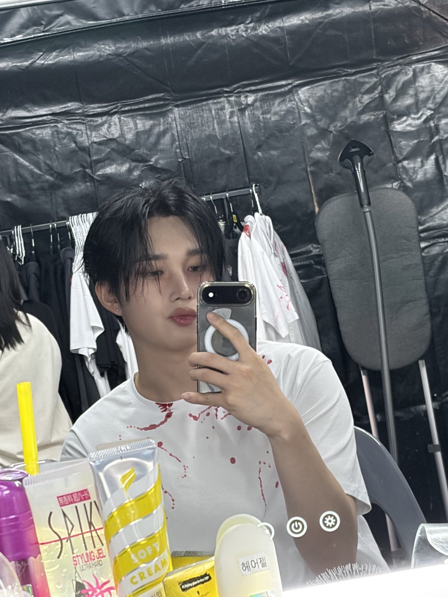 P1H_members's tweet photo. 오늘 드디어 깨진필름 갈았다👍🏻⭐️

#P1Harmony #THEO https://t.co/z7NcDNeGkv
