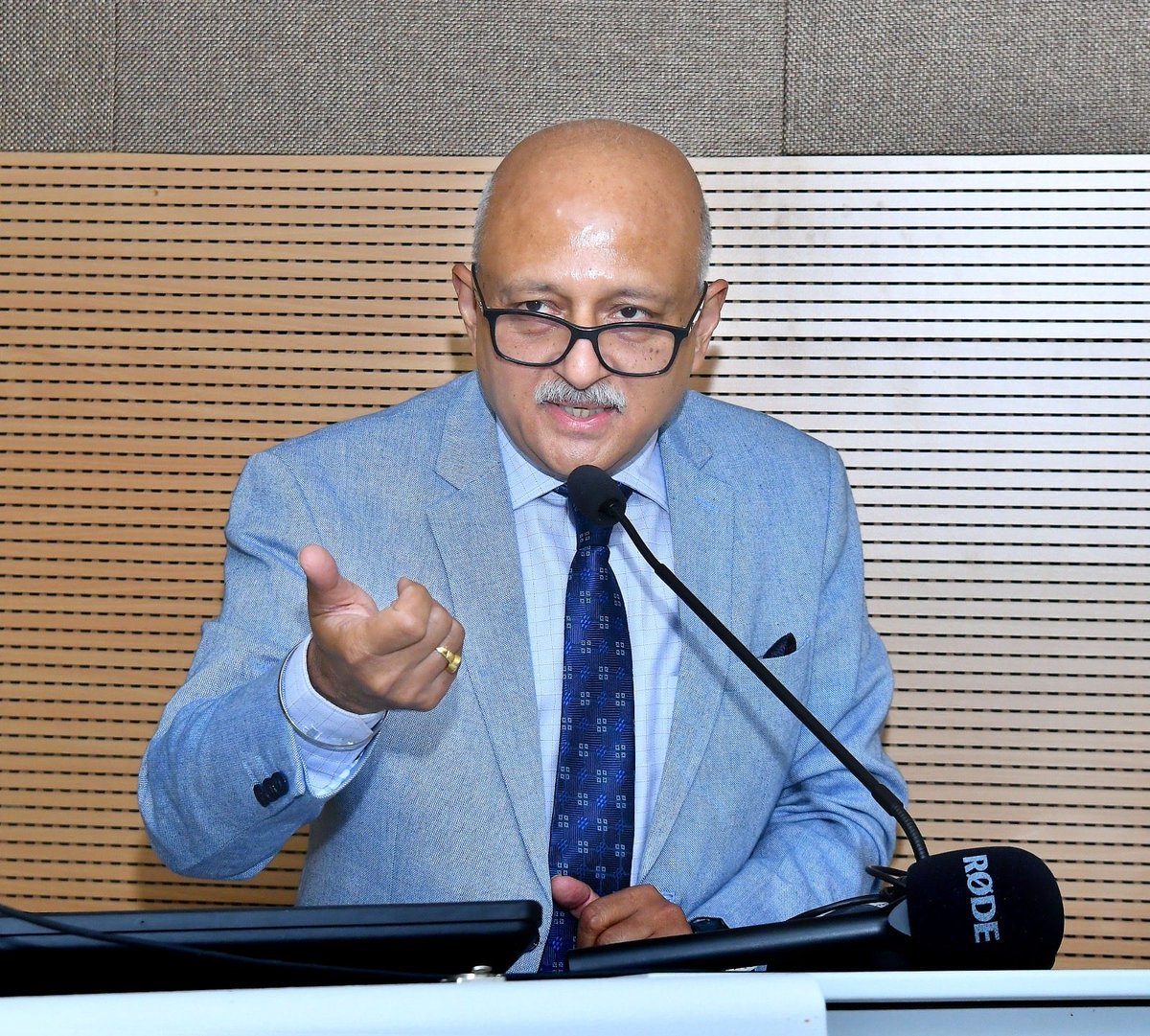 CeoRajasthan's tweet photo. 🗳️ At the "Elections, Media and Voter Education " Conference , DG (Media) ,ECI , Shri Ashish Goyal delivered a keynote address on - Communicating the World's  Largest Democracy highlighting scale, magnitude, inclusivity and uniqueness of Indian Electoral system.

#ECI #IIIDEM #NLUJodhpur 
#ElectionDepartmentRajasthan #Croatia    #Georgia #Guyana #Nepal #Philippens #Uzbekistan   #Elections #Media #VoterEducation #Democracy #InternationalConference #Rajasthan #YourVoteYourVoice
@ECISVEEP @DIPRRajasthan 
@DDNational @airnews_jaipur
@rajeduofficial @ccerajasthan