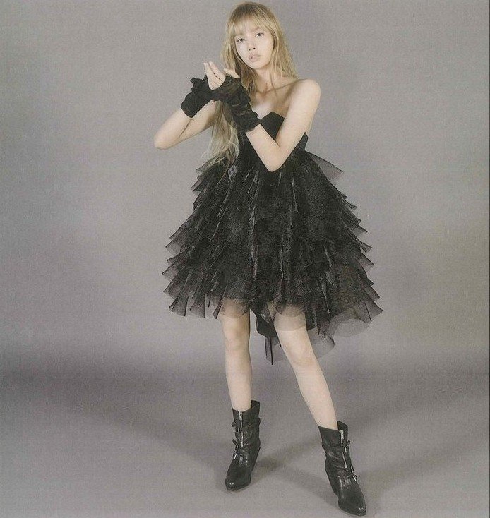 lisaoldprints's tweet photo. Behind the scene of LISA seline photoshoot https://t.co/9jkq6WWPFR