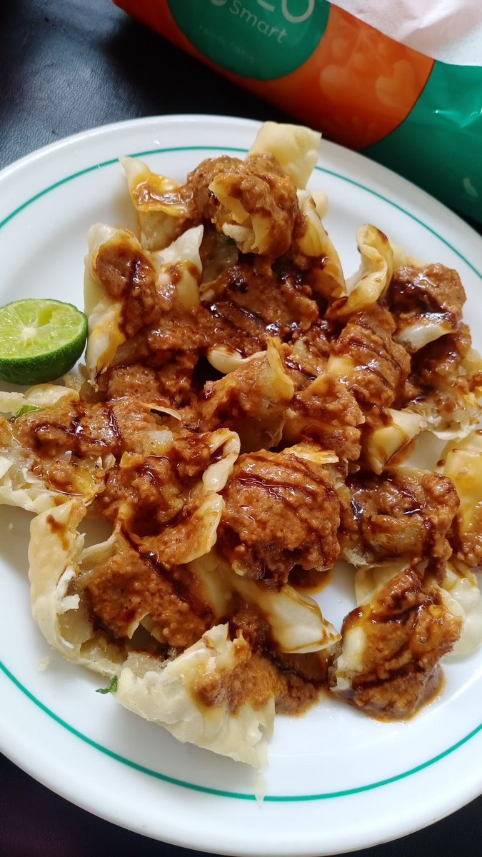 cicitcwitz's tweet photo. masih dengan perbumbu kacangan, siomay atau batagor nih? https://t.co/C4D4NvHI7l
