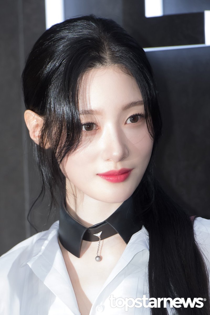 loesrecih's tweet photo. 아니 안그래도 하얀데 레드립 + 흑발 조합 하니까 진짜 그냥 백설공주 실사판이 되셨잖아…. https://t.co/MPQBqNEoBk