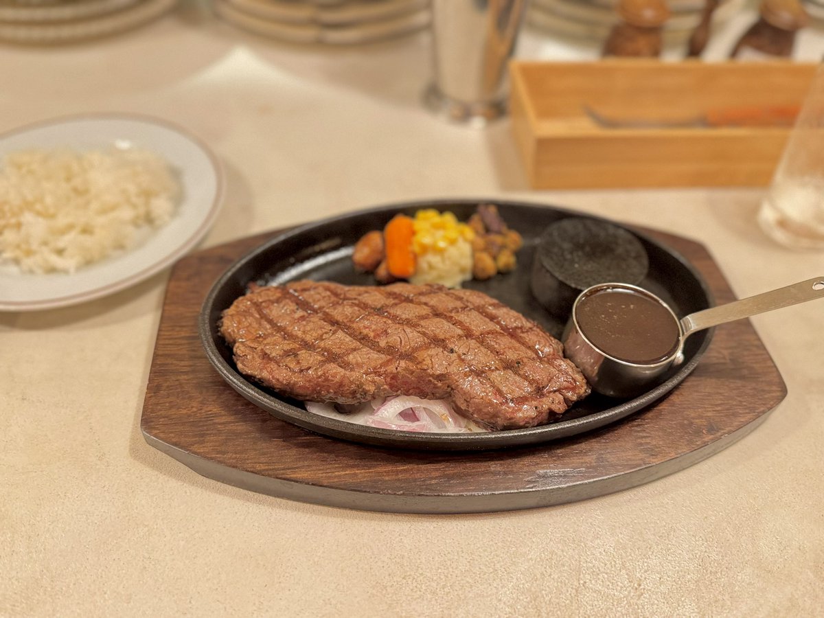 dashimaki's tweet photo. いつものステーキ屋さんでフィレが山だったので、脂質が低めの肉はどれ？と訊いたらまさかのサーロインを勧められる。そんな阿呆なと思ったけどホルスタインのサーロインは一味違うらしく仰せのままに頼んだらこれよ。これは美味い。次も頼むかもしれん https://t.co/dVP5yTjl8e
