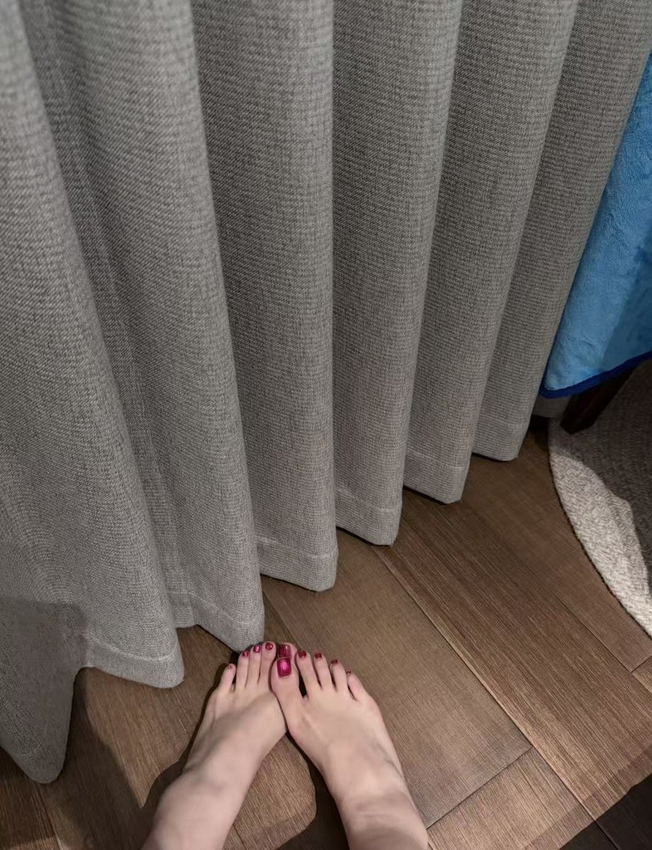 q1473627059's tweet photo. 刚到属于我的工位，第一件事就是把刚做好的美甲脚丫亮出来 #男娘 #伪娘 #北京 #脱毛 https://t.co/c35MnIOwUr