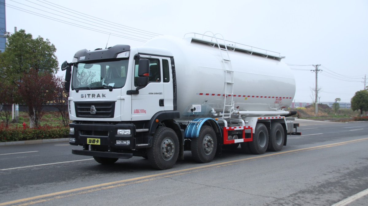 guojing_1's tweet photo. Large sealed tank with complete pipeline system, supporting stable suction and delivery of dry powder materials for construction projects.
#BulkCementTruck
#DryPowderTransport
#ConstructionVehicle
#HeavyDutyTruck
#BuildingMaterialHaulage https://t.co/myFYYlUXd0
