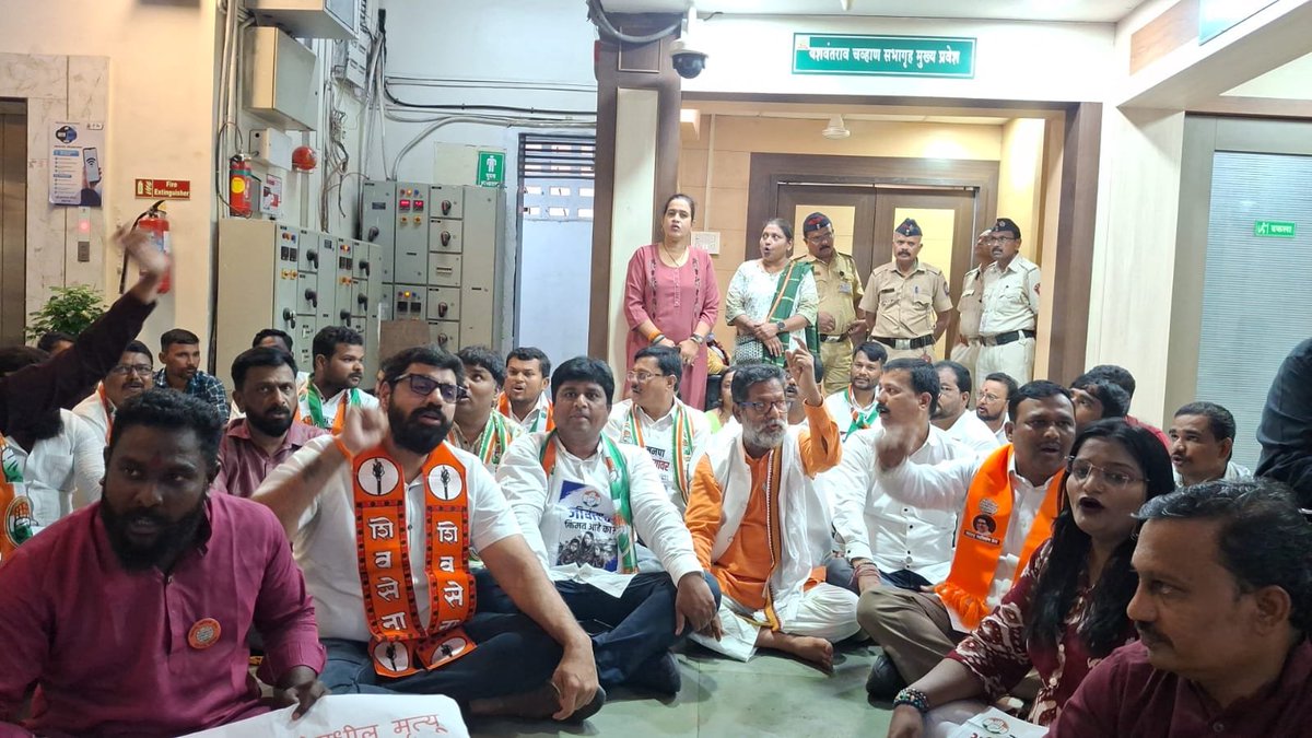 NarendraBansode's tweet photo. मोशी प्रकरणी कारवाईसाठी मनपा सभागृह प्रवेशद्वारासमोर ठिय्या आंदोलन

मोशी कचरा डेपो अनधिकृत इमारत दुर्घटनेतील 9 कामगारांच्या मृत्यूस जबाबदार अधिकाऱ्यांवर कारवाई,पीडिताचे पुनर्वसन,SIT चौकशी मागण्यासाठी आज काँग्रेस,शिवसेना उबाठा मनसे यांच्या वतीने आंदोलन करण्यात आले @INCMaharashtra https://t.co/yH5r1Sg8u8