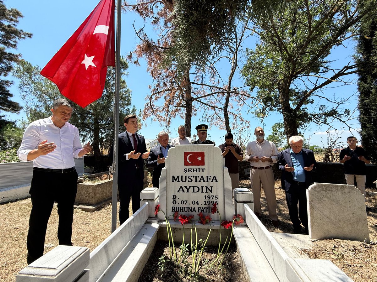 IpsalaKymkmlg's tweet photo. 15 Temmuz Milli Birlik ve Demokrasi Günü 🇹🇷

Kaymakamımız Sn. Hayrettin Buğra GÜZEL, Belediye Başkanımız Sn. Mehmet KERMAN ve beraberindeki heyet ile şehit kabirlerini ziyaret etti. 

Vatan uğruna can veren şehitlerimizi; rahmet ve minnetle anıyoruz. https://t.co/WLGIy3eOGF